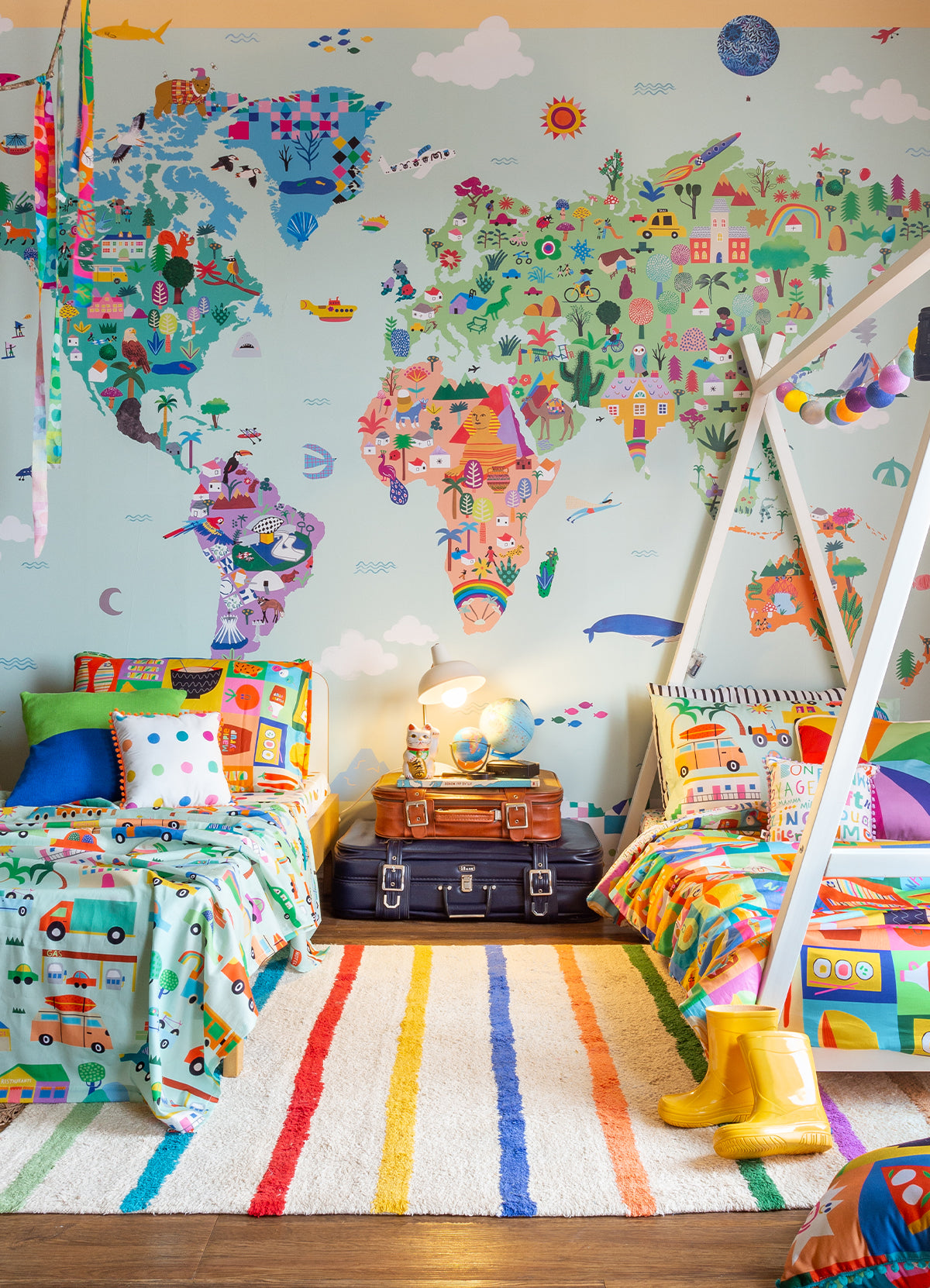 Papel de Parede infantil MOOUI de mapa mundial com azul claro e elementos lúdicos e coloridos