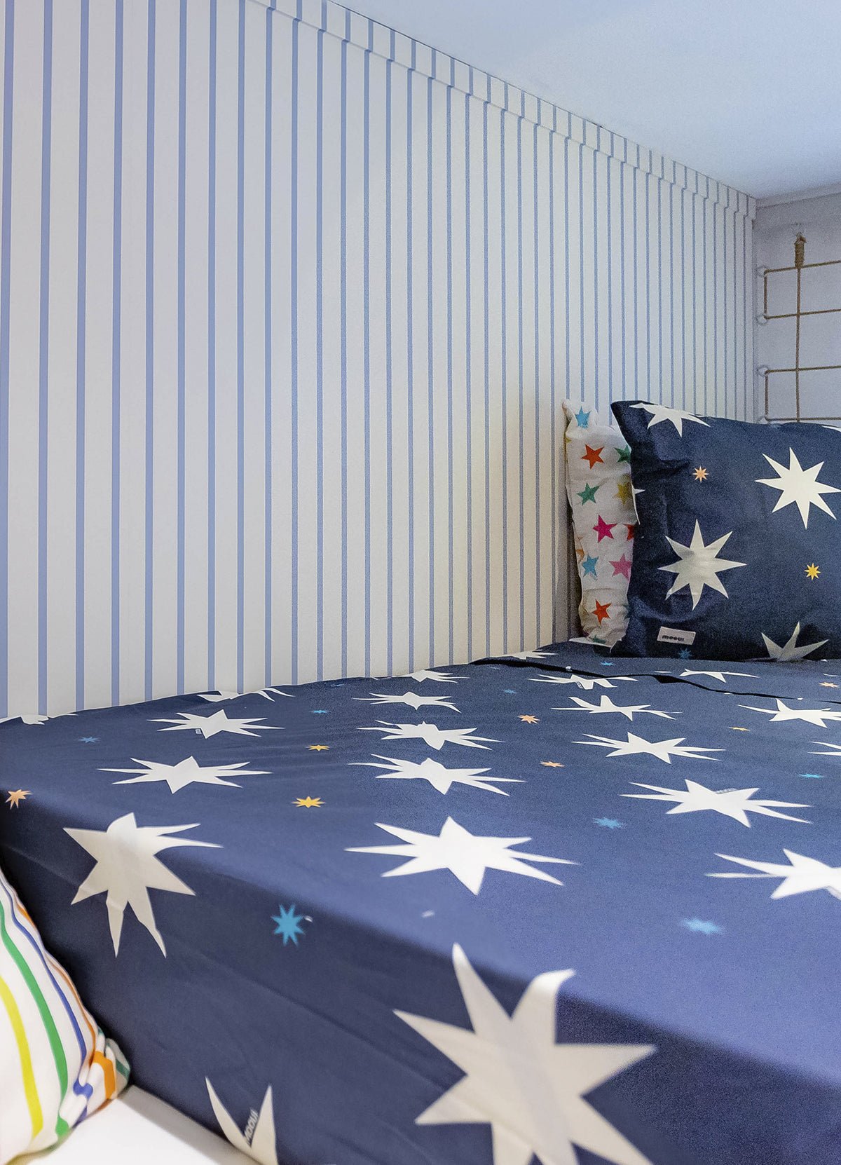 Wallpaper - Thin Blue Sea Stripes - MOOUI BRASIL SL