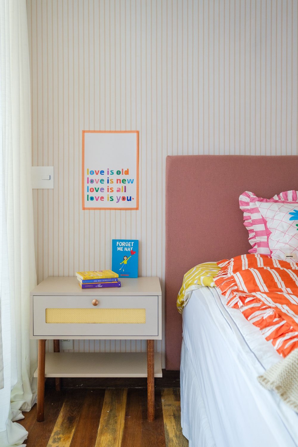 Wallpaper - Thin Ivory Stripes - MOOUI Barcelona